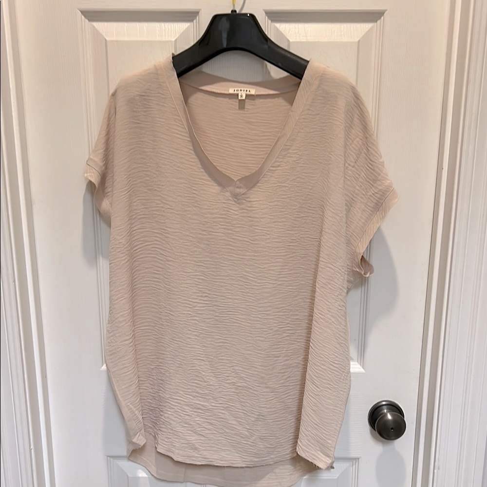 JODIFL Tan Cream Relaxed Short Sleeve blouse Size L
Flowy and cool to wear